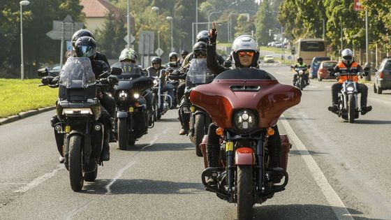 Ameriku si rozvracet nenecháme. Harleye burácely Prahou, házel se Jakeš do koše