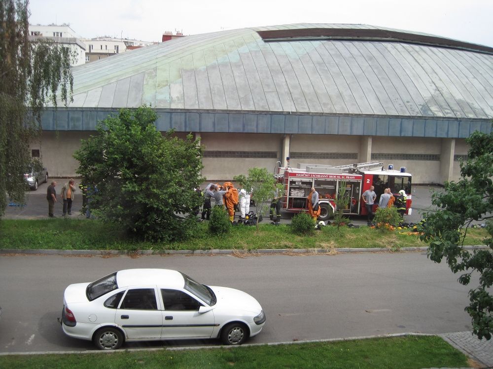 Hasiči likvidují čpavek na stadionu v pražských Vokovicích