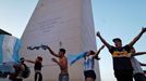 Fanoušci si připomínají památku zesnulého Diega Armanda Maradony (Buenos Aires, obelisk)