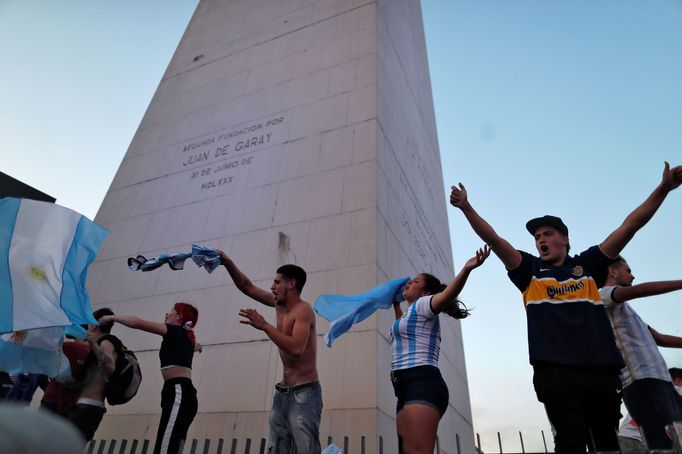 Fanoušci si připomínají památku zesnulého Diega Armanda Maradony (Buenos Aires, obelisk)