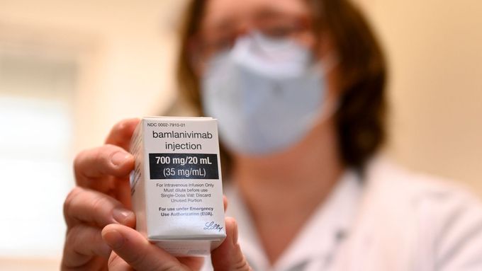 Farmaceutka v Praze ukazuje novinářům lék bamlanivimab pro léčbu covidu-19.