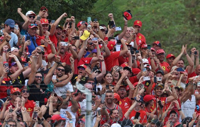 Fanoušci Ferrari slaví triumf Charles Leclerc ve VC Itálie F1 2024