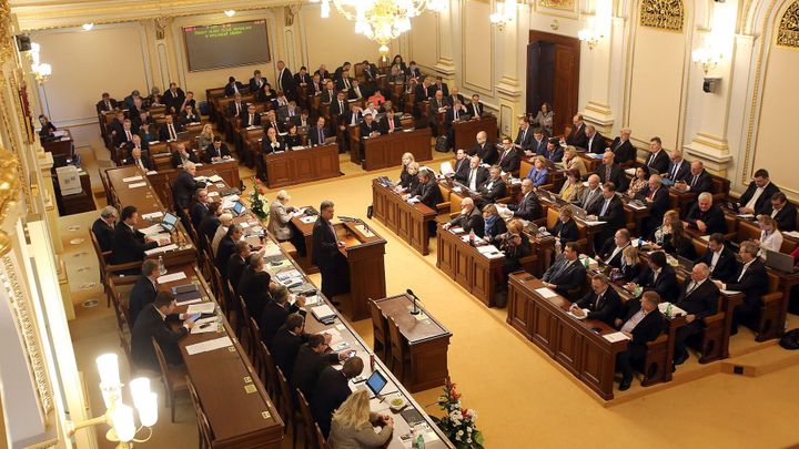 Politici si příští rok platově polepší. Prezident bude brát přes 300 tisíc měsíčně