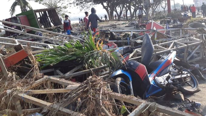 Tsunami spláchlo indonéský ostrov, zemětřesení ničilo domy. Stovky mrtvých