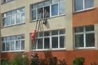 Komise lezla oknem s tajemnou igelitkou. Bělorusové zveřejňují podivná videa z voleb