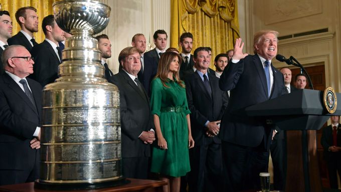 Hokejisté Pittsburghu navštívili se Stanley Cupem Bílý dům.