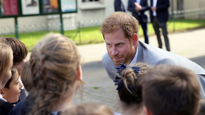 Princ Harry při rozhovoru s dětmi.