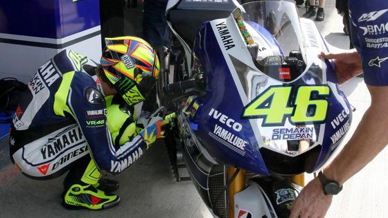 Valentino Rossi provádí před každým výjezdem z depa dlouhý rituál. Nejen ten si prohlédněte v galerii z Brna.