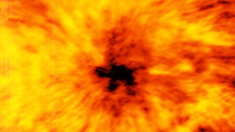 Radioteleskop odhalil tmavou skvrnu na Slunci, která je dvakrát větší než průměr Země