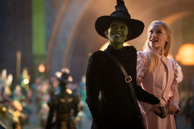 Cynthia Erivo jako Elphaba a Ariana Grande v roli Galindy.