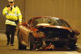 Policista hlídá vrak zdemolovaného Ferrari Cristiana Ronalda.