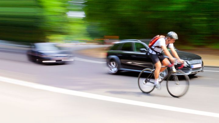 Auta budou muset objíždět cyklisty ve vzdálenosti 1,5 metru, sankce sněmovna snížila; Zdroj foto: Shutterstock