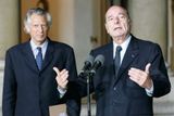 Francouzský prezident Jacques Chirac a premiér Dominique de Villepin mluví před Elysejským palácem k novinářům po schůzce ministerské rady pro bezpečnost. (Reuters)