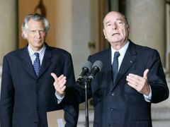 Francouzský prezident Jacques Chirac a premiér Dominique de Villepin mluví před Elysejským palácem k novinářům po schůzce ministerské rady pro bezpečnost. (Reuters)