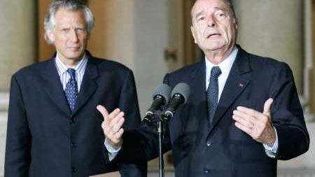 Francouzský premiér Dominique de Villepin (vlevo) zákon navrhl, prezident a spolustraník Jacques Chirac ho sice podepsal, ale po vládě nyní chce, aby ho výrazně upravila