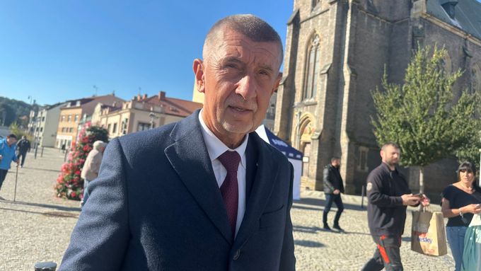 Aktuálně.cz se zachytilo začátek mítinku Andreje Babiše po jeho schůzce s prezidentem, a zeptalo se ho, co si řekli ke střetu zájmů.