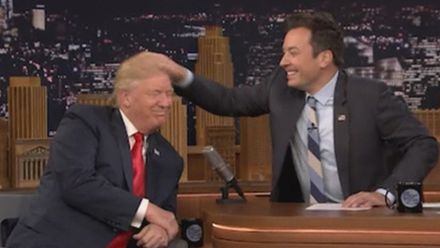 Donald Trump si nechal rozcuchat svůj známý účes od moderátora Jimmy Fallona