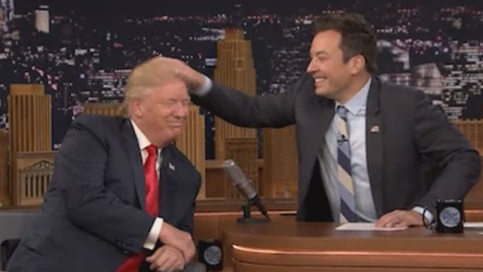 Hvězda americké talk show Jimmy Fallon se dostal k tělu prezidentského kandidáta Donalda Trumpa. Ten mu dovolil rozcuchat jeho charakteristický účes.