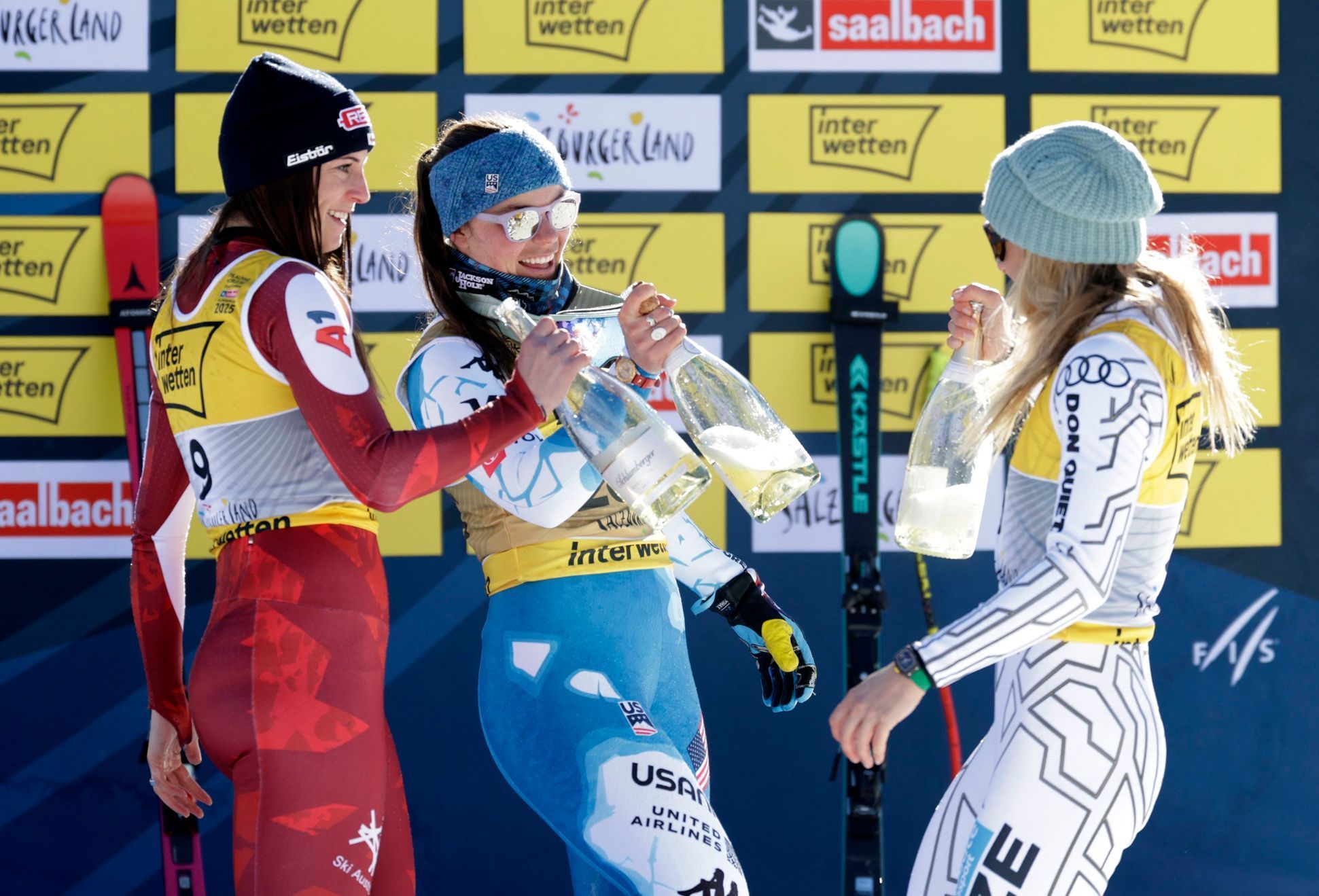 Mirjam Puchnerová, Breezy Johnsonová a Ester Ledecká při květinovém ceremoniálu po sjezdu žen na MS v Saalbachu 2025