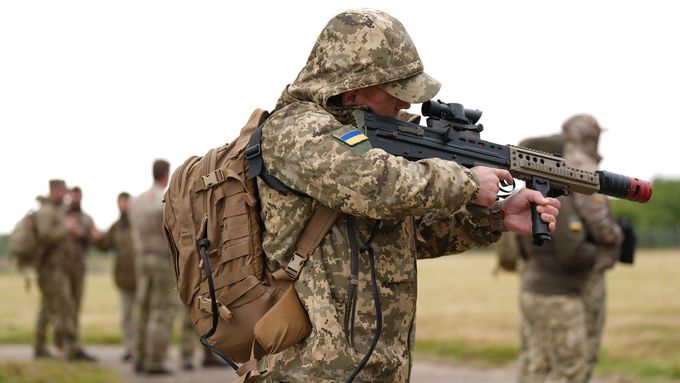 Důstojníci v ulicích Charkova verbují civilisty do armády