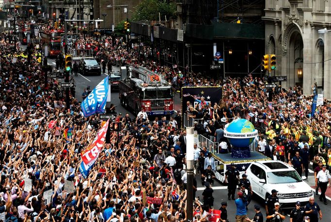 Průvod v New Yorku na počest amerických fotbalistek.