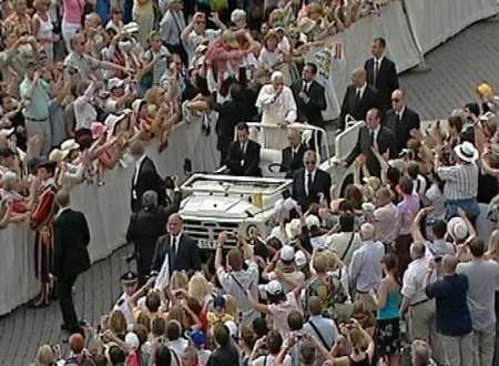 Papež Benedikt ve svém papamobilu