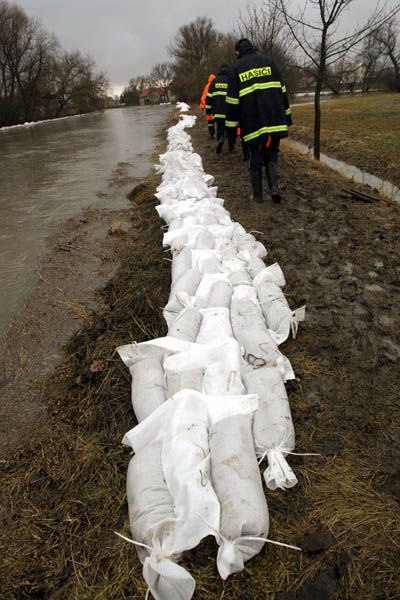 Zpevnění hráze pytli s pískem