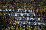 Svůj postoj fanoušci na Vesfálském stadionu vyjádřili řadou sloganů, například "Hamižnost ukazuje, jak velké je vaše srdce. Kašleme na Götzeho"...