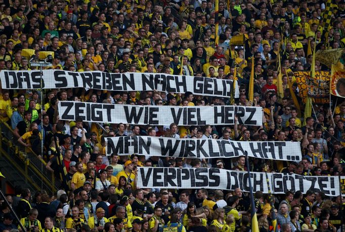 Fotbal, Bundesliga, Dortmund - Bayern Mnichov: fanoušci Dortmundu - slogan "Hamižnost ukazuje, jak je velké je vaše srdce. Kašleme na Götze".