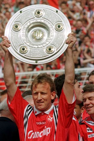 Andreas Brehme s trofejí pro vítěze německé ligy