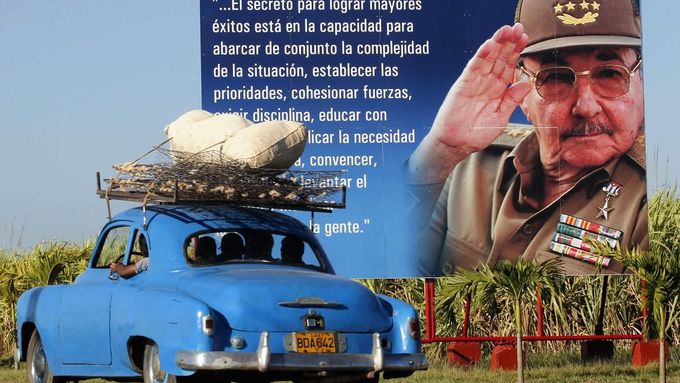 Řidič míjí billboard s kubánským prezidentem Raúlem Castro. Momentka z okolí Havany, 29. února 2012.