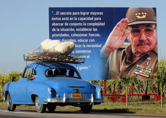 Řidič míjí billboard s kubánským prezidentem Raúlem Castro. Momentka z okolí Havany, 29. února 2012.