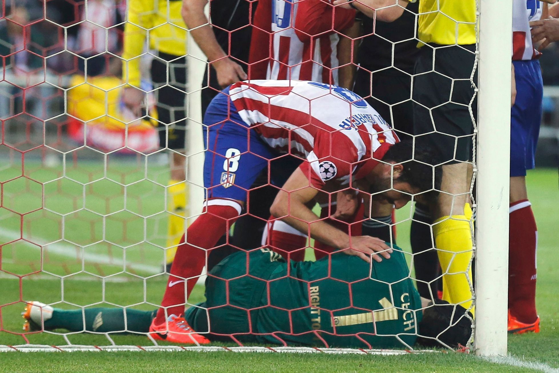 LM, Atlético-Chelsea: zraněný Petr Čech - srážka s Raulem Garciou (8)