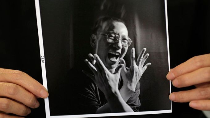 Čínský disident Liou Siao-po. Snímek drží jeho manželka, básník a literární kritik byl v roce 2008 k jedenácti letům vězení za sepsání výzvy k demokratizaci země.