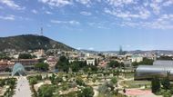 Tbilisi je město kontrastů, místy supermoderní, místy špinavé a rozpadlé.