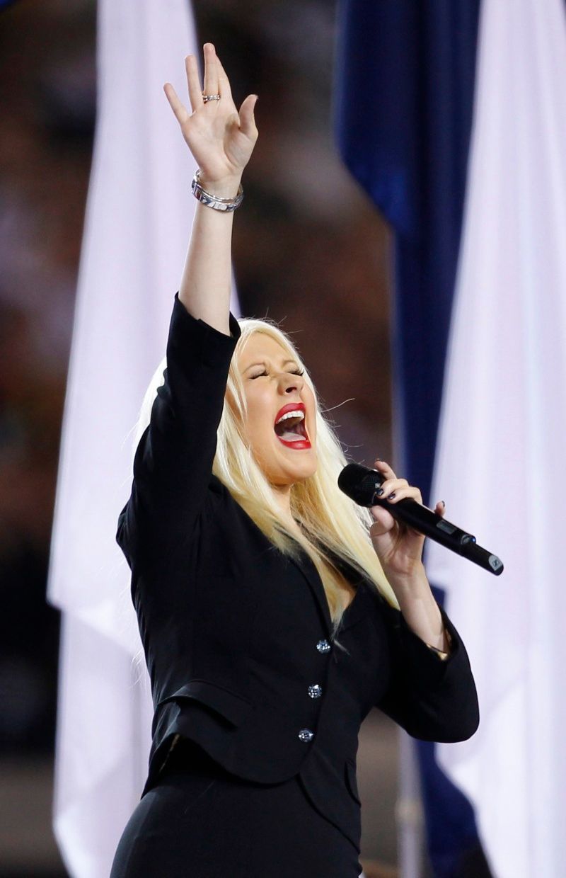 Christina Aguilera zpívá hymnu