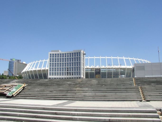 Schody k Olympijskému stadionu. Tudy půjdou lidé 1. července na finálový zápas.