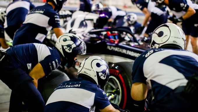Testy F1 v Bahrajnu 2021: mechanici AlphaTauri
