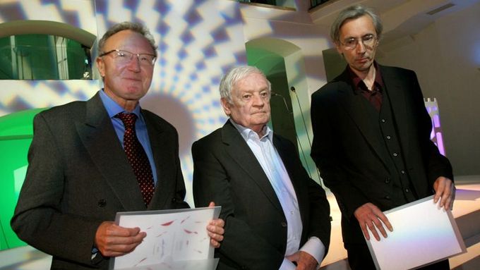 První tři držitelé letošních Cen ministerstva kultury: dirigent Jiří Kout, výtvarník Karel Malich a režisér J.A.Pitínský (zleva doprava).