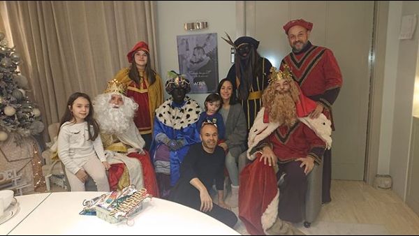 Andrés Iniesta s rodinou a třemi králi