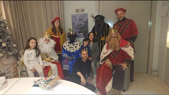 Andrés Iniesta s rodinou a třemi králi
