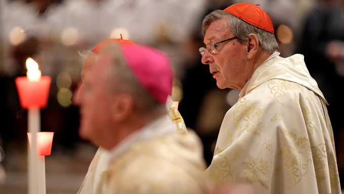 Kardinál Pell čelí obvinění z pohlavního zneužívání mladistvých a "nepatřičného chování".