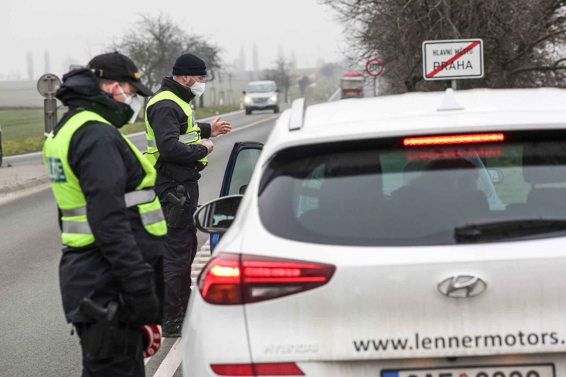 Policie, hlídka, policista, koronavirus, nouzový stav, omezený pohyb mezi okresy, doprava, Praha-východ, Praha Říčany,