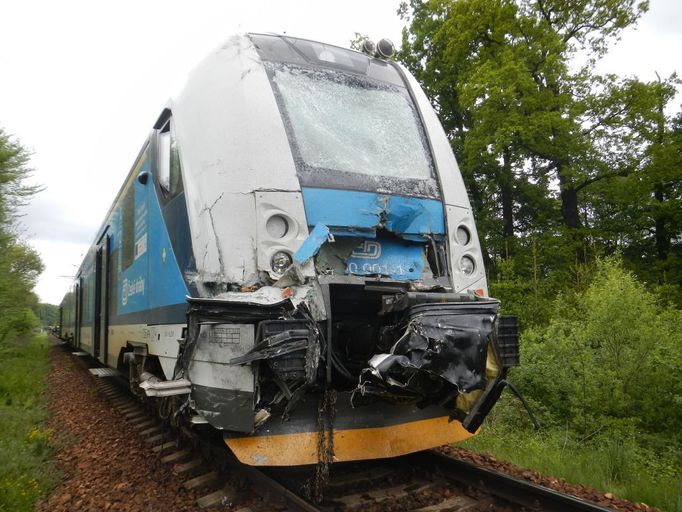 Nehoda autobusu a vlaku na přejezdu u Hluboké nad Vltavou.