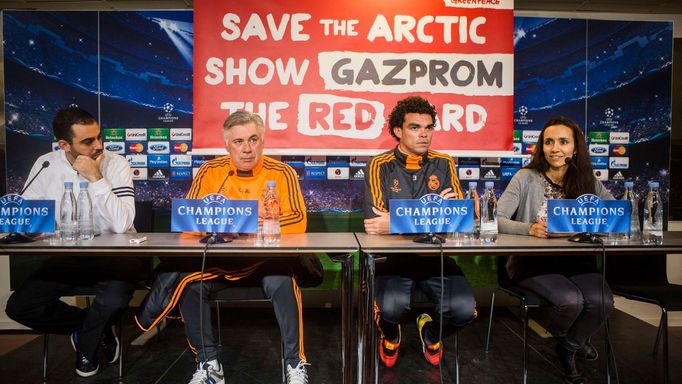 Banner Greenpeace na TK před utkáním Kodaň - Real Madrid