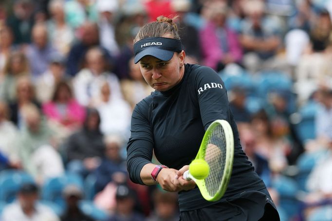Barbora Krejčíková v utkání 1. kola turnaje v Eastbourne