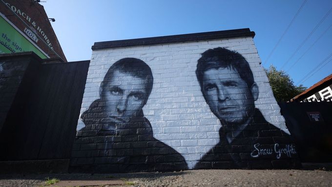 Obnovení kapely Oasis připomíná také graffiti na zdi hospody nedaleko britského Manchesteru.