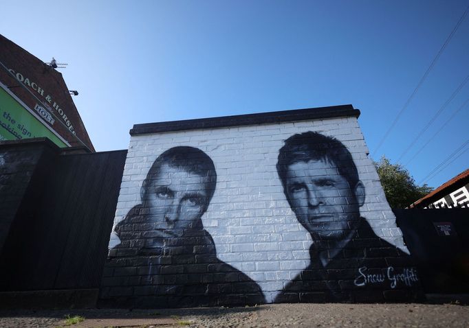 Obnovení kapely Oasis připomíná také graffiti na zdi hospody nedaleko britského Manchesteru.