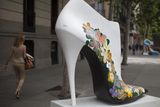 Skulptura obří boty na podpatku viděná ve španělském Madridu.