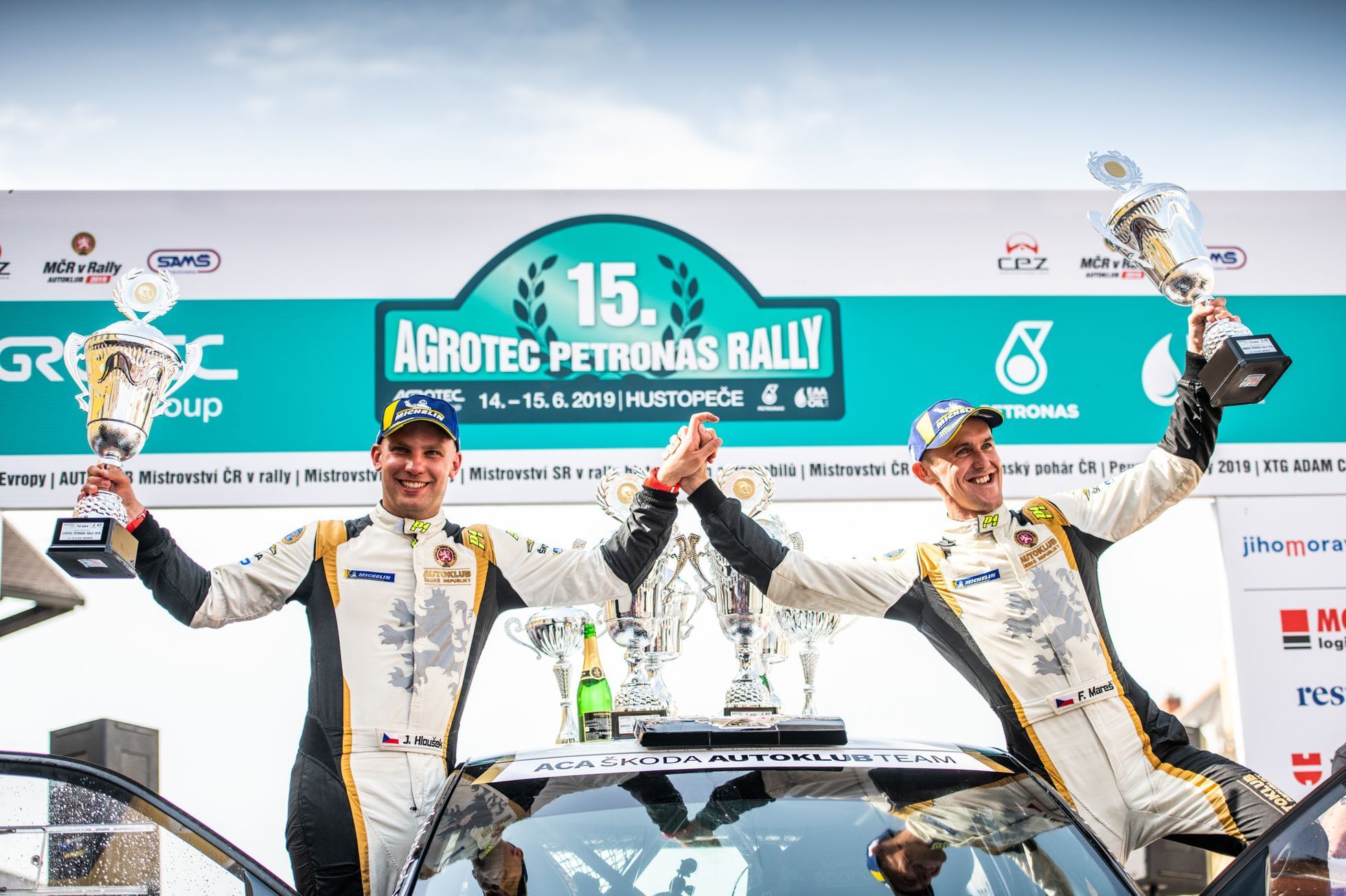 Filip Mareš (vpravo) a navigátor Jan Hloušek slaví triumf v Agrotec Petronas Rallye Hustopeče